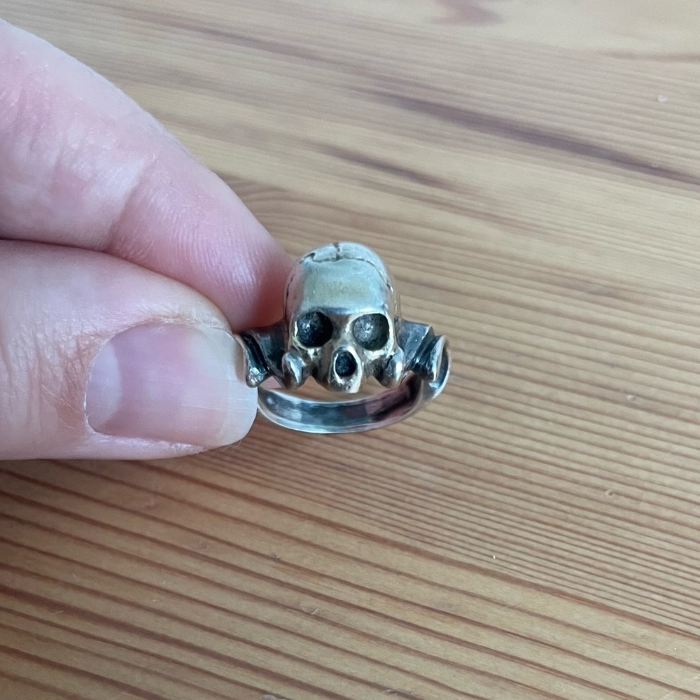 Macabre skull ring
